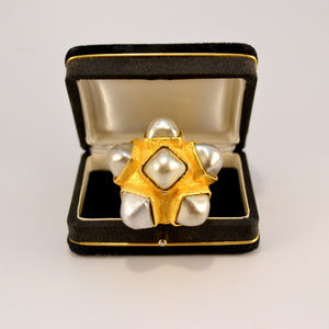 CADORO; Brushed Gold. Cushioned Faux Pearls sz.8.5 Vintage.